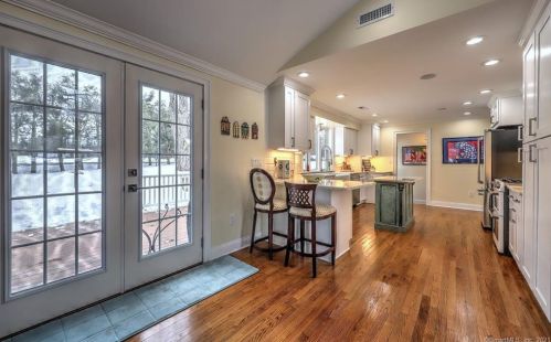 5 Weatherbell Dr, Norwalk CT 06851-1411 exterior