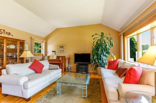 4016 Anne Dr, Seaford NY  11783-1712 exterior