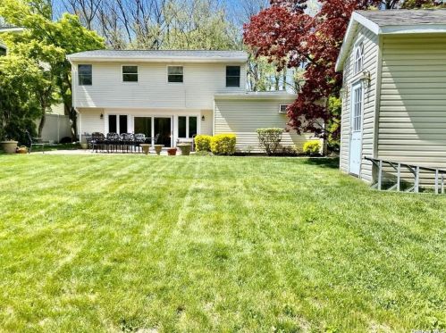 121 Kissam Ln, Glenwood Landing, NY 11547-3011