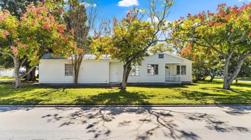 1102 Gray St, Saint Petersburg, FL 33707-3329