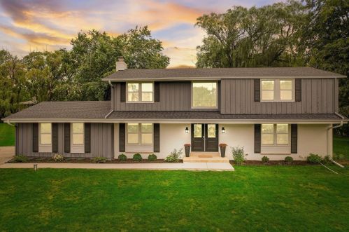 10453 Circle Rd, Thiensville, WI 53092-5929