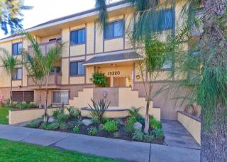 13220 Riverside Dr, Van Nuys CA  91423-2183 exterior