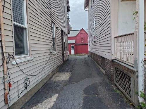 371 Nichols St, Bridgeport, CT 06608-2805