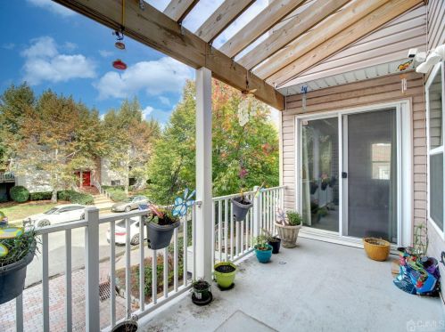 558 Great Beds Ct, Perth Amboy NJ  08861-5202 exterior