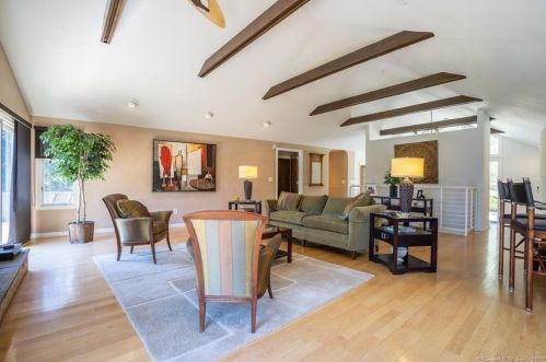 9 Stuart Dr, Bloomfield CT 06002-1524 exterior