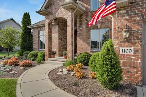 1100 Hyde Park, Crown Point, IN 46307-7882