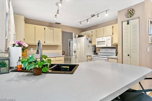 612 4th Ter, Cape Coral FL  33909-2002 exterior