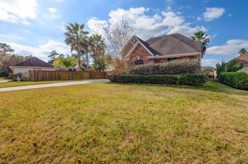 8211 Lakeshore Villa Dr, Humble, TX 77346-1619