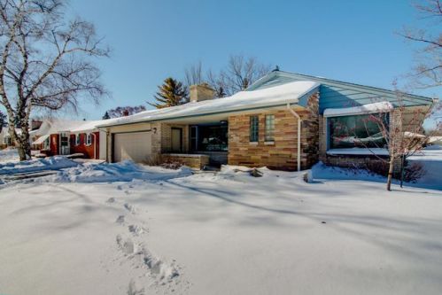 7247 Mohawk Rd, Milwaukee WI  53217-1737 exterior