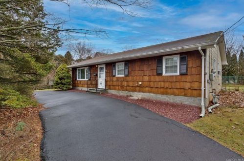 215 Grant Ave, Congers, NY 10920-2701