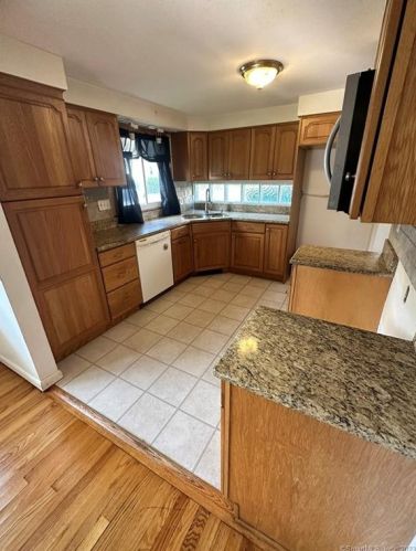 28 Trumbull St, Manchester, CT 06040-3932