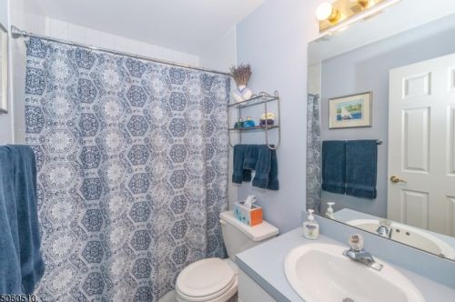 7 Christopher Ct, Lincoln Park NJ  07035-2104 exterior