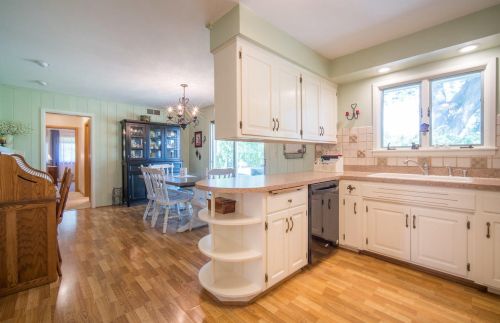 805 Crestview Dr, West Bend, WI 53095-4625