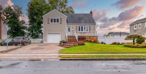 35 Linden St, North Lindenhurst, NY 11757-5702