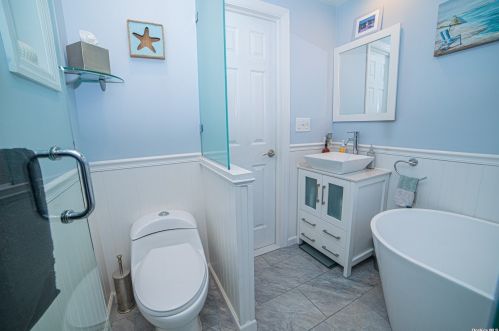 695 9th St, North Lindenhurst NY  11757-5543 exterior