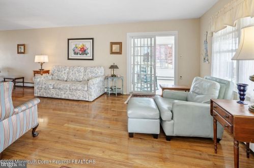 10 Lowell Ct, Bricktown NJ  08724-2423 exterior