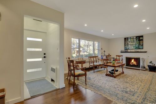 2 Cary Rd, Great Neck, NY 11021-1502