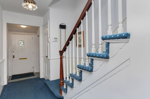 77 Wright Rd, Rockville Centre, NY 11570-1238