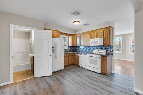 30 Foster St, Manchester CT 06040-5330 exterior