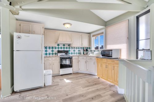 406 Eisenhower Ave, Pelican Island NJ  08751-1625 exterior