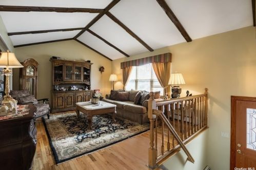 3 Phyllis Ct, San Remo, NY 11754-3103