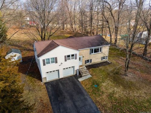 35 Montfort Rd, New Hamburg NY  12590-3520 exterior