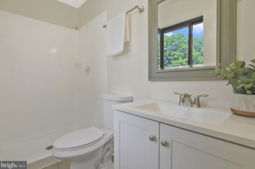 2361 Emerald Hts Ct, Herndon VA 20191-1752 exterior