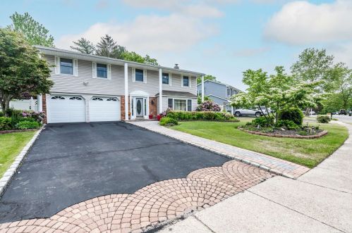 105 Wedgewood Dr, Hauppauge, NY 11788-3418