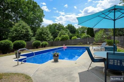 1 Ferris Ct, Ho Ho Kus NJ  07423-1017 exterior