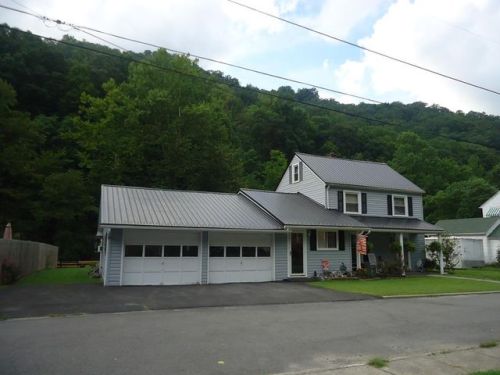97 Lake Dr, Havaco, WV 24801-2505