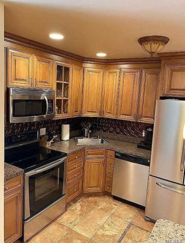 662 Midvale Ave, Hempstead, NY 11554-5317