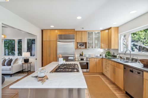 7085 Broadway Ter, Oakland, CA 94611-1925