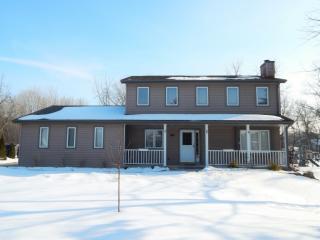 350 Kettle Moraine Dr, Slinger, WI 53086-9507