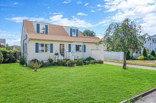 28 Taft Pl, North Lindenhurst, NY 11757-5932