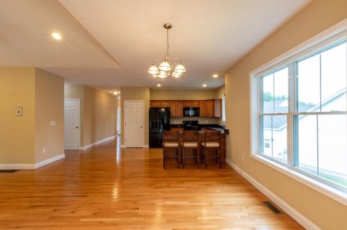 2 Sugar Plum Ln, Londonderry NH  03053-3300 exterior