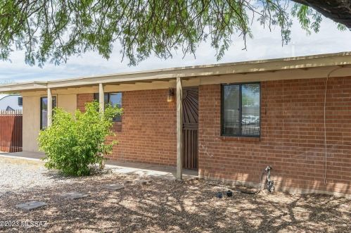 7045 Stella Rd, Tucson, AZ 85730-2301