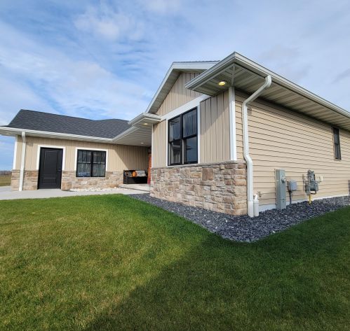 2525 Stoney Brook Ct, Manitowoc WI  54220-8640 exterior