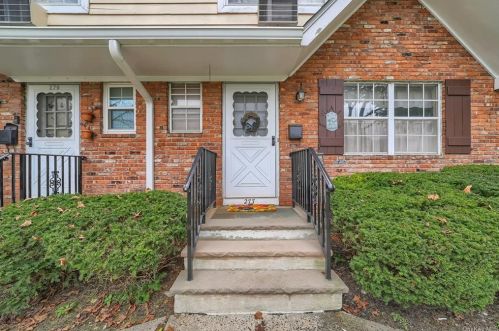 277 Parkside Dr, Airmont, NY 10901-7810