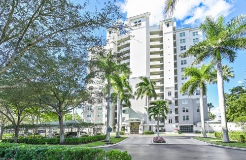 430 Cove Tower Dr, Naples, FL 34110-6081