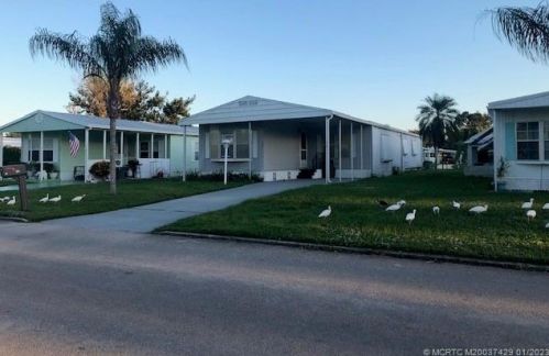 34 Los Lagos Ln, Fort Pierce, FL 34952-2318