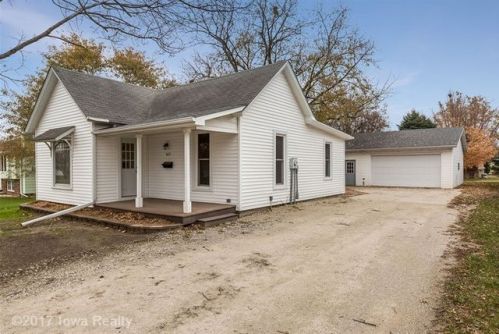 825 7th Ave, Winterset, IA 50273-2226
