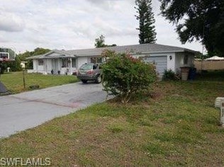 220 Punta Alta Ct, Lehigh Acres, FL 33936-5837