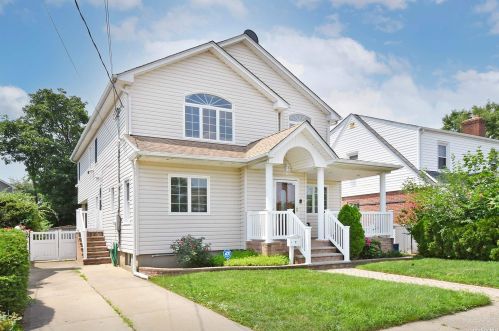 7 Stephen Ave, New Hyde Park, NY 11040-3130