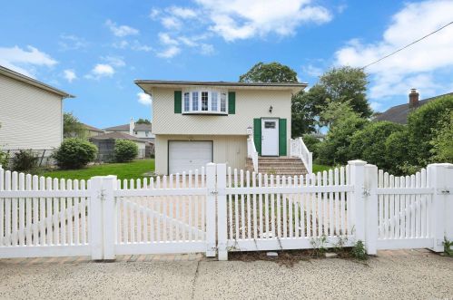 28 2nd Ave, Westbury, NY 11590-2518