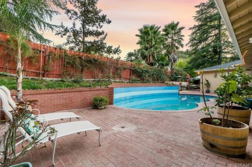 4010 Hayvenhurst Ave, Van Nuys, CA 91436-3850