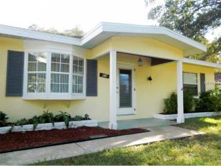 809 Palm Dr, Largo, FL 33770-4492