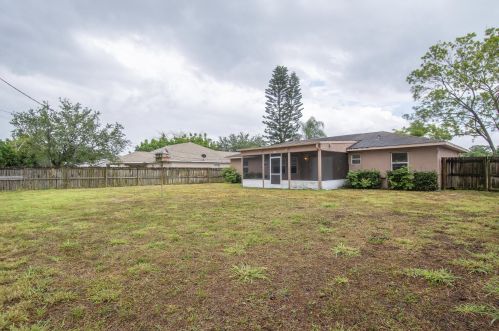 119 Essex Dr, Fort Pierce FL 34946-1228 exterior