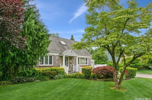 66 May Ave, Westbury, NY 11590-2002