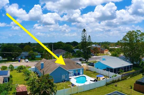 2062 Floresta Dr, Fort Pierce FL  34984-4706 exterior