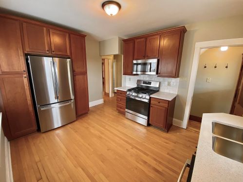 2872 Kinnickinnic Ave, Milwaukee, WI 53207-2257